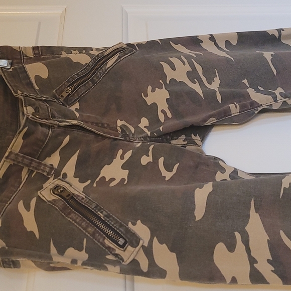 Camo skinnies - Picture 7 of 7